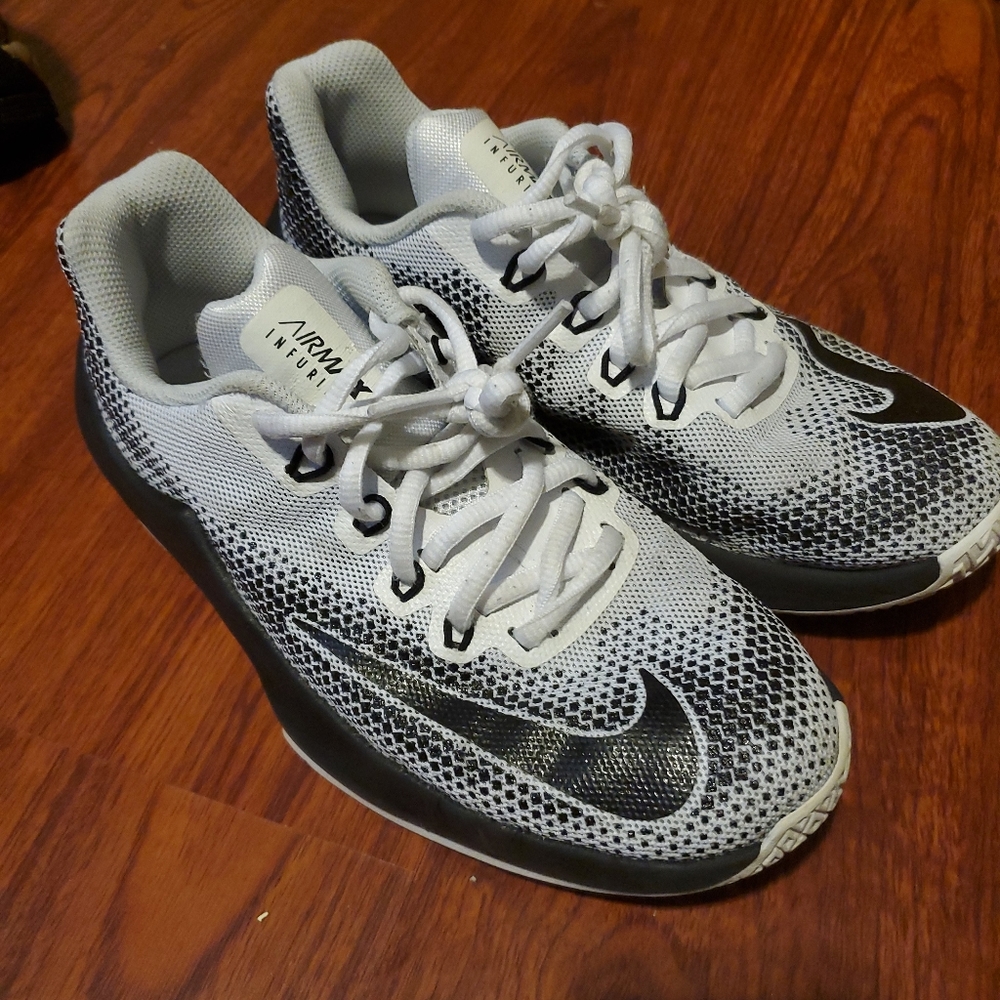 Nike Air max infuriate low youth size 5.5y